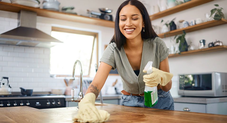 femme nettoyant dans une cuisine