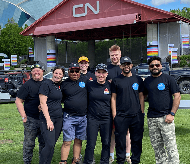 Les membres de l’équipe font du bénévolat au festival 2024 de la fierté à Winnipeg