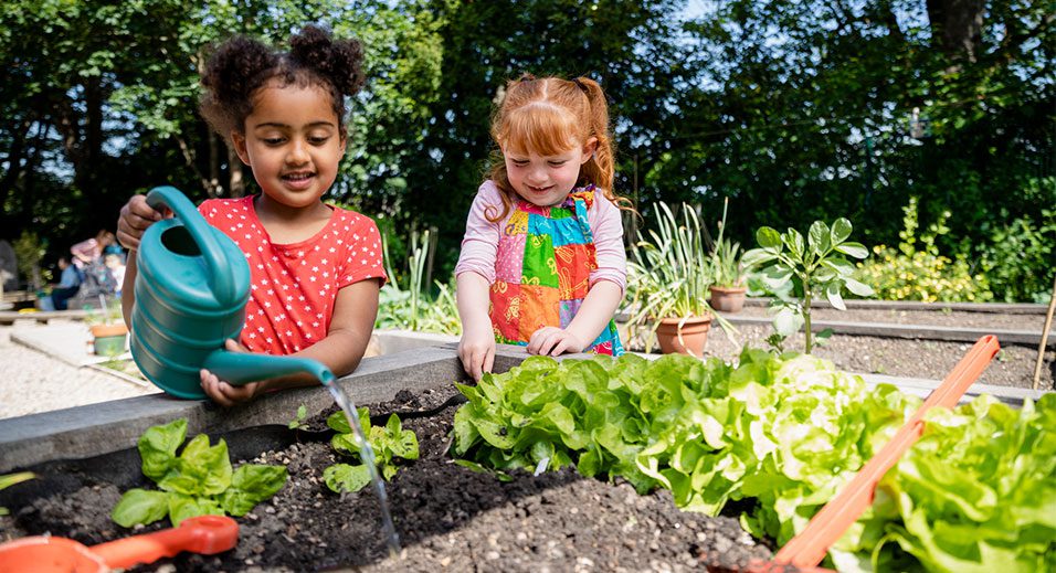 deux petites filles jardinant dans la cour